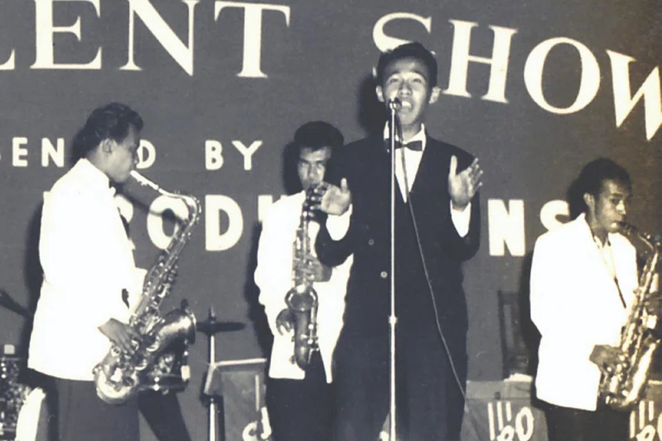Johari Salleh (menyanyi) bersama kumpulan Chand-Ni Raat. Foto ini dirakam pada 1957. Bersama beliau adalah (dari kiri) Said Tenor, Aziz Jaafar dan Osman Anang.