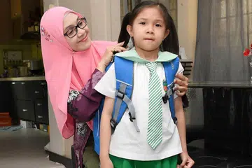 RAIH PENGALAMAN BARU: Bagi Cik Maslita Ali, tidak kira apa jua sekolah yang diikuti anak bongsunya Hakimah Qaidah Rahmat, yang penting ia dapat memupuk nilai positif selain membuka peluang pembelajaran yang luas buat anaknya. - Foto BH oleh KHALID BABA
