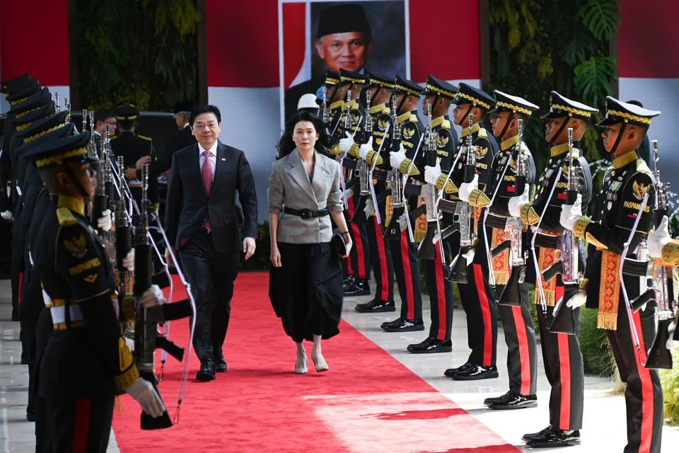 Perdana Menteri Encik Lawrence Wong (kiri) bersama isterinya, Cik Loo Tze Lui menghadiri majlis mengangkat sumpah Encik Prabowo Subianto pada 20 Oktober