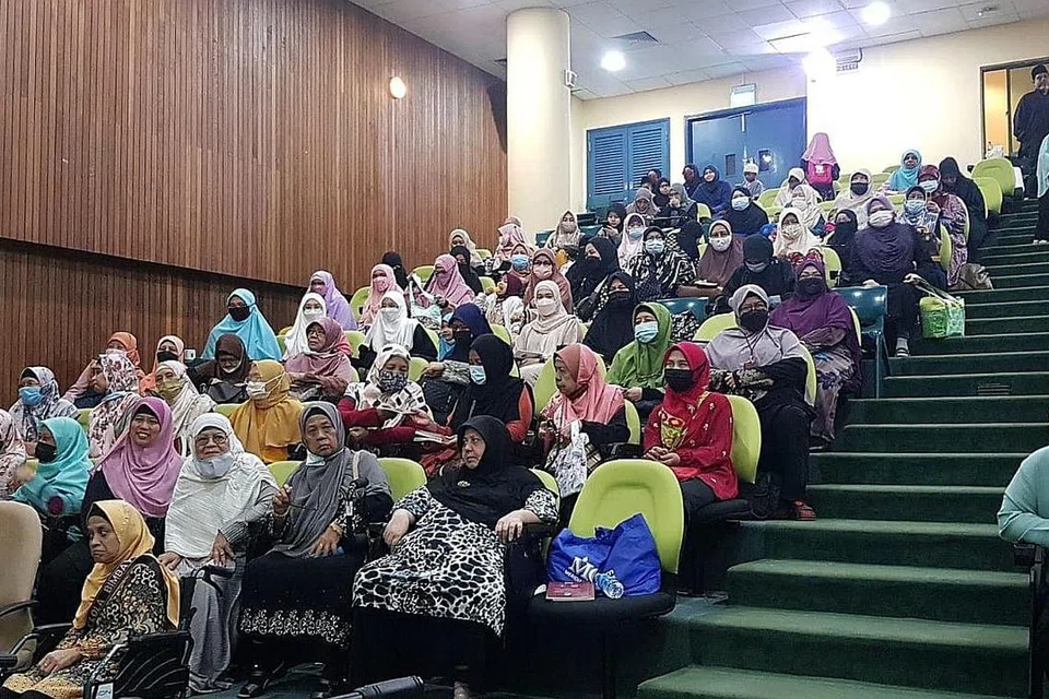 MAJLIS MAULID: Antara hadirin yang menghadiri acara Maulid anjuran Pergeraq Oktober lalu. - Foto-foto PERGERAQ