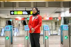 LANDASAN KERJAYA: Cik Amira Natasha, 22 tahun, menceburi bidang dalam perindustrian sebagai Penolong Pengurus Stesen (ASM) di Stesen Woodlands, Laluan Thomson-East Coast (TEL) setelah menerima diploma dalam jurusan kejuruteraan sistem dan penyelenggaran tahun lalu. - Foto ZAOBAO