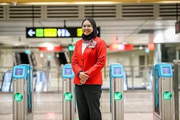 LANDASAN KERJAYA: Cik Amira Natasha, 22 tahun, menceburi bidang dalam perindustrian sebagai Penolong Pengurus Stesen (ASM) di Stesen Woodlands, Laluan Thomson-East Coast (TEL) setelah menerima diploma dalam jurusan kejuruteraan sistem dan penyelenggaran tahun lalu. - Foto ZAOBAO