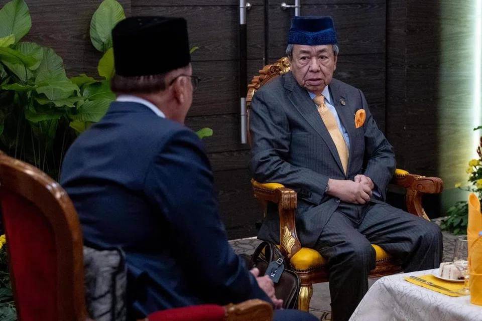 Sultan Selangor, Sultan Sharafuddin Idris Shah, beri teguran kepada penjawat awam di Selangor supaya beri khidmat terbaik kepada rakyat.