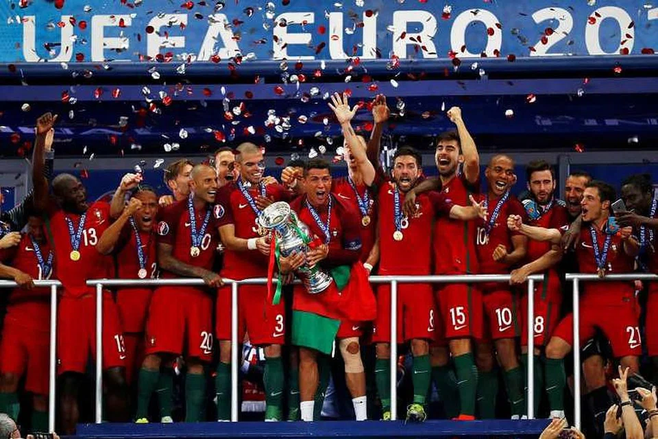 Cristiano Ronaldo dan rakan sepasukannya meraikan kejayaan Portugal memenangi Euro 2016. 