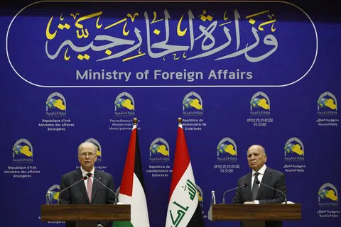 Menteri Luar Iraq, Encik Fuad Hussein (kanan) dan Perdana Menteri Penguasa Palestin (PA), Dr Muhammad Mustafa (kiri), mengadakan sidang media bersama di Baghdad, pada 6 Jun dengan PA mahu memainkan peranan dalam Gaza selepas perang.