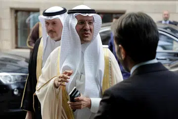 KURANGI PENGELUARAN MINYAK: Menteri Tenaga Arab Saudi, Putera Abdulaziz bin Salman Al-Saud (tengah), tiba untuk menghadiri mesyuarat dengan  menteri-menteri minyak dan tenaga Opec+ di  Vienna, Austria, pada 4 Jun. 