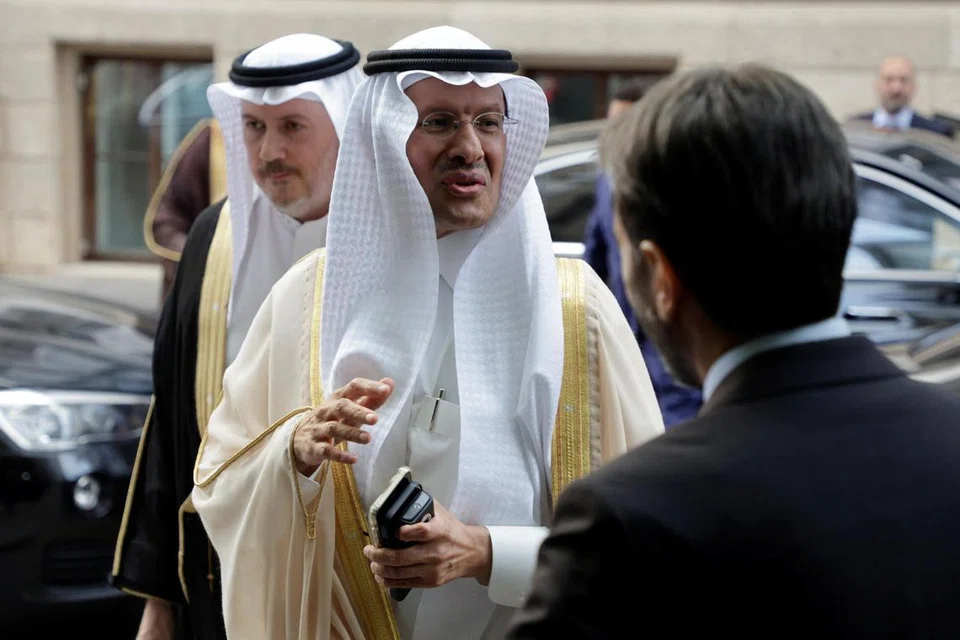 KURANGI PENGELUARAN MINYAK: Menteri Tenaga Arab Saudi, Putera Abdulaziz bin Salman Al-Saud (tengah), tiba untuk menghadiri mesyuarat dengan  menteri-menteri minyak dan tenaga Opec+ di  Vienna, Austria, pada 4 Jun. 