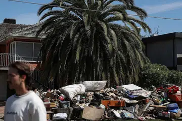 ANGKARA BANJIR: Pemilik rumah di bandar Maribyrnong di Melbourne meletakkan perabot dan barangan rumah yang rosak akibat banjir di luar rumah mereka. - Foto REUTERS