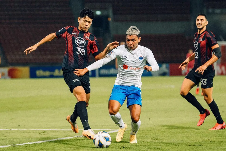 Bek kanan Zulqarnaen Suzliman (tengah) ketika beraksi untuk Lion City Sailors dalam saingan Liga Juara-Juara Asia, pengalaman luas beliau diuji untuk memimpin skuad baharu Hougang United.