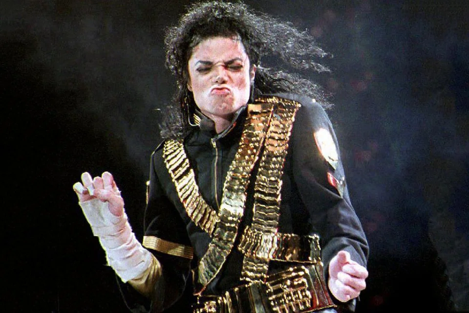MICHAEL JACKSON: Disebut dalam dokumentari bertajuk 'Leaving Neverland' bahawa dua lelaki dewasa berkata mereka telah berkawan dengan Jackson dan didera oleh penyanyi itu semasa mereka berusia dari tujuh hingga 10 tahun pada awal 1990-an. - Foto fail