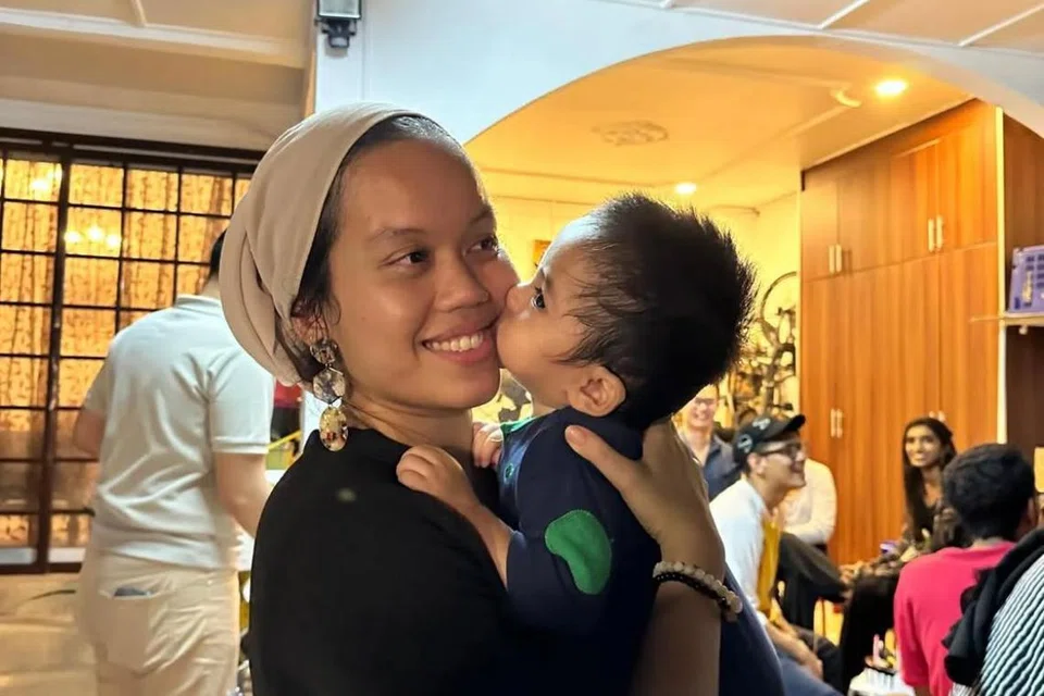 Cik Azhani ingin anak saudaranya, Alwee, membesar dengan keyakinan bahawa dirinya layak dilahirkan, dan bahawa dia adalah anugerah kasih mama dan papanya.