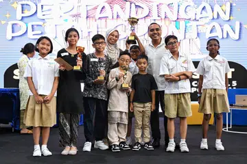 Encik Zhulkarnain Abdul Rahim (tiga dari kanan), pengerusi Jawatankuasa Bulan Bahasa bersama pemenang-pemenang Petah Spontan 2.0 dari Sekolah Rendah Sengkang Green di acara Bulan Bahasa @ Keat Hong.
