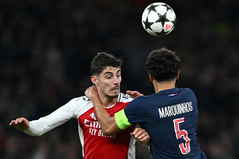 Kai Havertz (kiri) menghadang pemain PSG, Marquinhos, dalam perlawanan di London pada 1 Oktober.