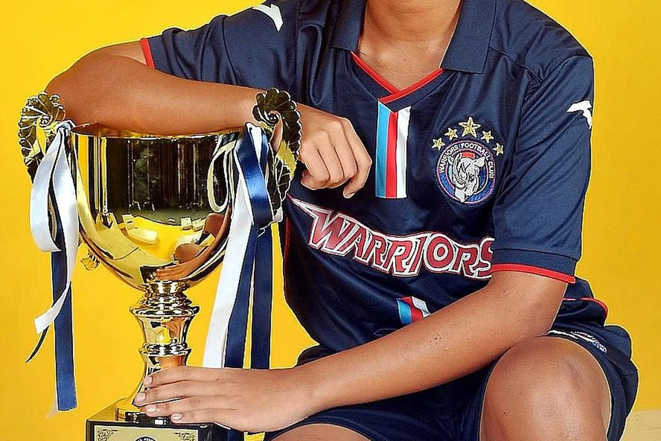 KECIL TAPI LINCAH: Syazwani tidak gerun berdepan dengan pasukan pemain yang memiliki susuk badan yang lebih besar.