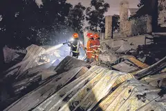 PADAMKAN API: Pasukan bomba marin dan darat dikerahkan untuk memadamkan api, yang sudah merebak ke kawasan kubur di atas bukit pada Ahad lalu. - Foto-foto SCDF