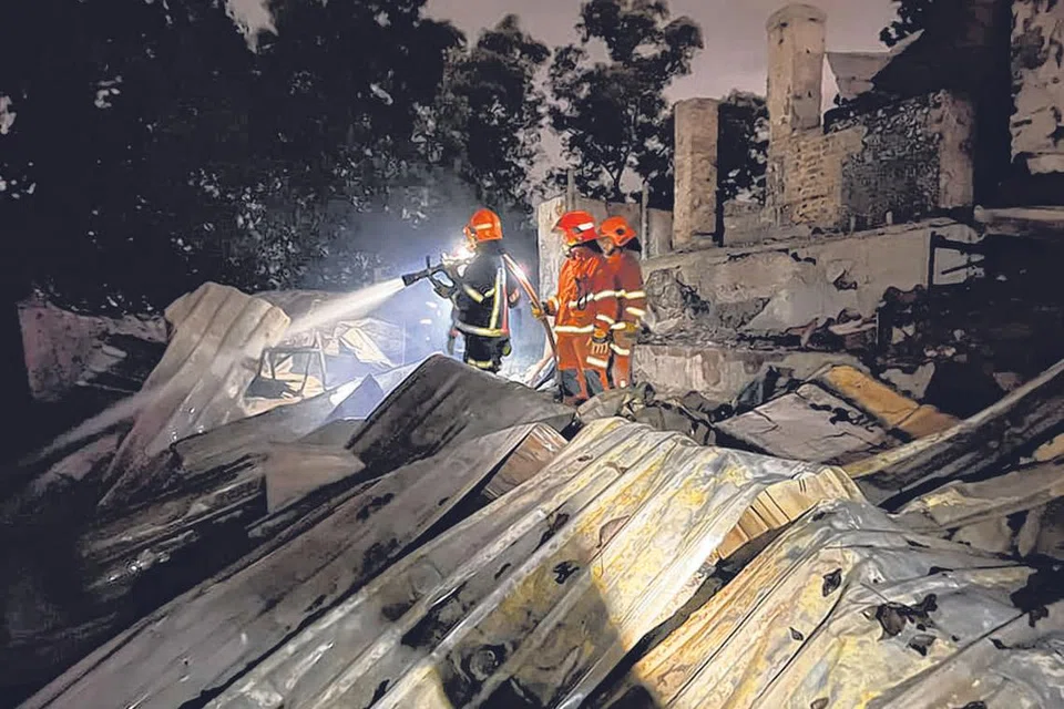 PADAMKAN API: Pasukan bomba marin dan darat dikerahkan untuk memadamkan api, yang sudah merebak ke kawasan kubur di atas bukit pada Ahad lalu. - Foto-foto SCDF