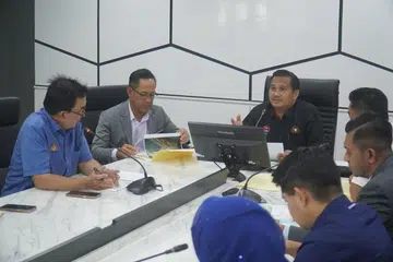 Pengerusi Jawatankuasa Kerja Raya, Pengangkutan, Infrastruktur dan Komunikasi Johor, Encik Mohamad Fazli Mohamad Salleh (tengah, berbaju hitam).
