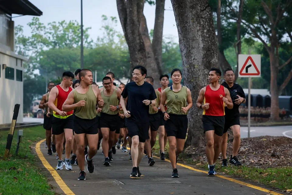 Perdana Menteri, Encik Lawrence Wong (barisan depan, dua dari kiri), berlari bersama rekrut SAF semasa lawatan beliau ke Pusat Latihan Asas Tentera (BMTC) di Pulau Tekong.