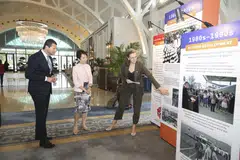 Menteri Bertanggungjawab bagi Hubungan Perdagangan, Cik Grace Fu (tengah), menyambut kedatangan Menteri Hal Ehwal Ekonomi Belanda, Encik Dirk Beljaarts (kiri), pada 19 Mei, semasa lawatan rasmi ke Singapura. Kededua menteri menyaksikan pameran yang disusun khas untuk mengetengahkan detik dan sumbangan penting sepanjang 60 tahun hubungan dua hala Belanda-Singapura.