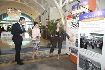 Menteri Bertanggungjawab bagi Hubungan Perdagangan, Cik Grace Fu (tengah), menyambut kedatangan Menteri Hal Ehwal Ekonomi Belanda, Encik Dirk Beljaarts (kiri), pada 19 Mei, semasa lawatan rasmi ke Singapura. Kededua menteri menyaksikan pameran yang disusun khas untuk mengetengahkan detik dan sumbangan penting sepanjang 60 tahun hubungan dua hala Belanda-Singapura.