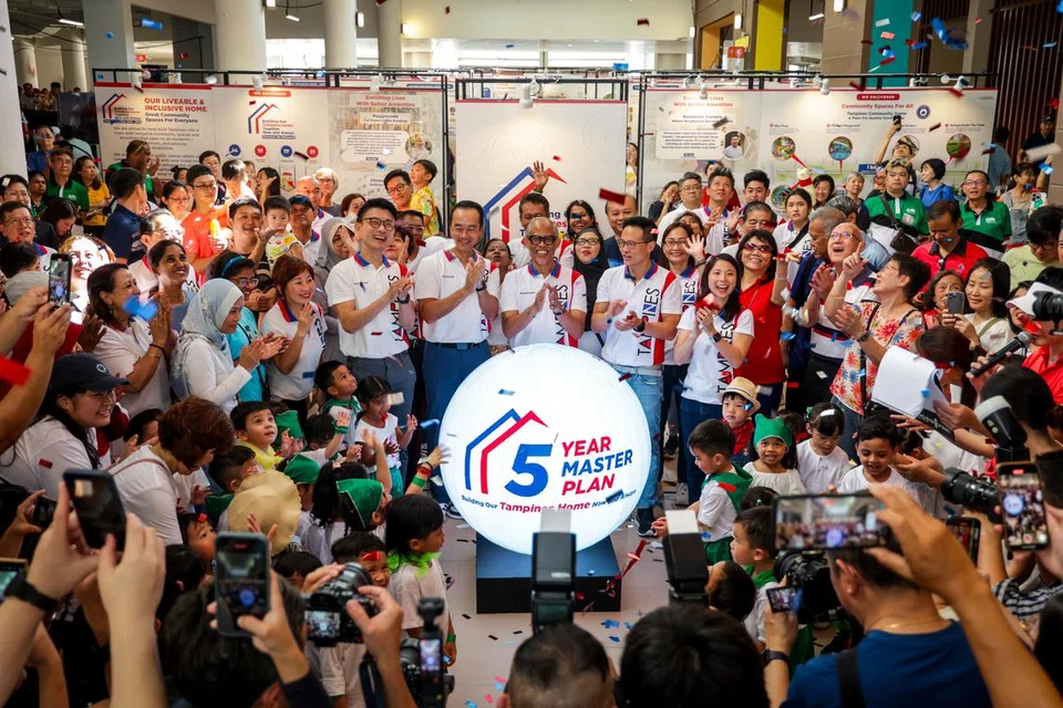 Menteri Pembangunan Sosial dan Keluarga, Encik Masagos Zulkifli Masagos Mohamad (tengah); bersama (dari kiri) Setiausaha Parlimen Kanan (Kemampanan dan Sekitaran merangkap Pengangkutan), Encik Baey Yam Keng; Menteri Negara Kanan (Tenaga Manusia merangkap Kemampanan dan Sekitaran), Dr Koh Poh Koon;  Mayor CDC North East, Encik Desmond Choo; dan penasihat kedua badan akar umbi GRC Tampines, Dr Charlene Chen, di pelancaran pelan induk lima tahun Tampines pada 22 Februari.