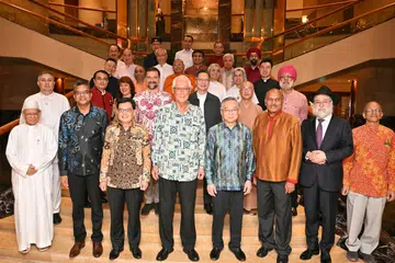 Timbalan Perdana Menteri merangkap Menteri Perdagangan dan Perusahaan (Perdagangan) Encik Gan Kim Yong (empat dari kanan) hadir di majlis Sambutan Hari Kebangsaan anjuran Pertubuhan Antara Agama (IRO), Singapura di Hotel The Fullerton pada 30 Ogos. Turut bersamanya adalah anggota majlis IRO serta mantan Timbalan Perdana Menteri, Encik Heng Swee Keat (tiga dari kiri) yang akan mengambil alih sebagai Penaung IRO mulai 1 September daripada Menteri Kanan Emeritus (ESM), Encik Goh Chok Tong (empat dari kiri) yang telah menyandang peranan itu sejak 2018.