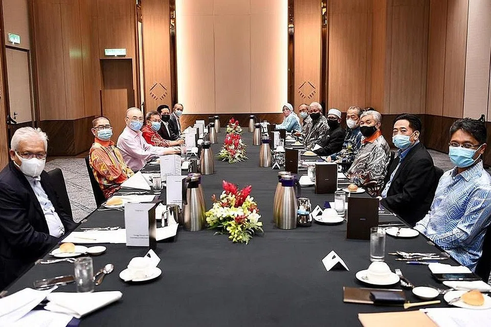 TUBUH MAJLIS PRESIDEN: Ketua parti dalam kerajaan Perikatan Nasional (PN) Malaysia menghadiri satu mesyuarat yang dipengerusikan Perdana Menteri Tan Sri Muhyiddin Yassin kelmarin. Mereka bersetuju menubuhkan sebuah majlis presiden bagi membincangkan dasar kerajaan. - Foto MUHYIDDIN YASSIN/FACEBOOK