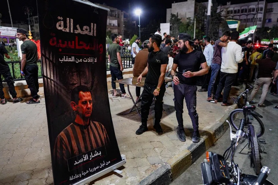 Rakyat Syria meraikan keputusan sebuah mahkamah yang menjatuhkan hukuman mati terhadap bekas Presiden Bashar al-Assad pada 11 Ogos 2026. Perkembangan itu berlaku ketika Syria memasuki fasa baharu selepas kejatuhan Assad pada Disember 2024. Pada 24 Ogos, Amerika Syarikat turut menggugurkan Syria daripada senarai negara penaja keganasan selepas 47 tahun, langkah yang membuka laluan kepada lebih banyak pelaburan dan kerjasama ekonomi antarabangsa.