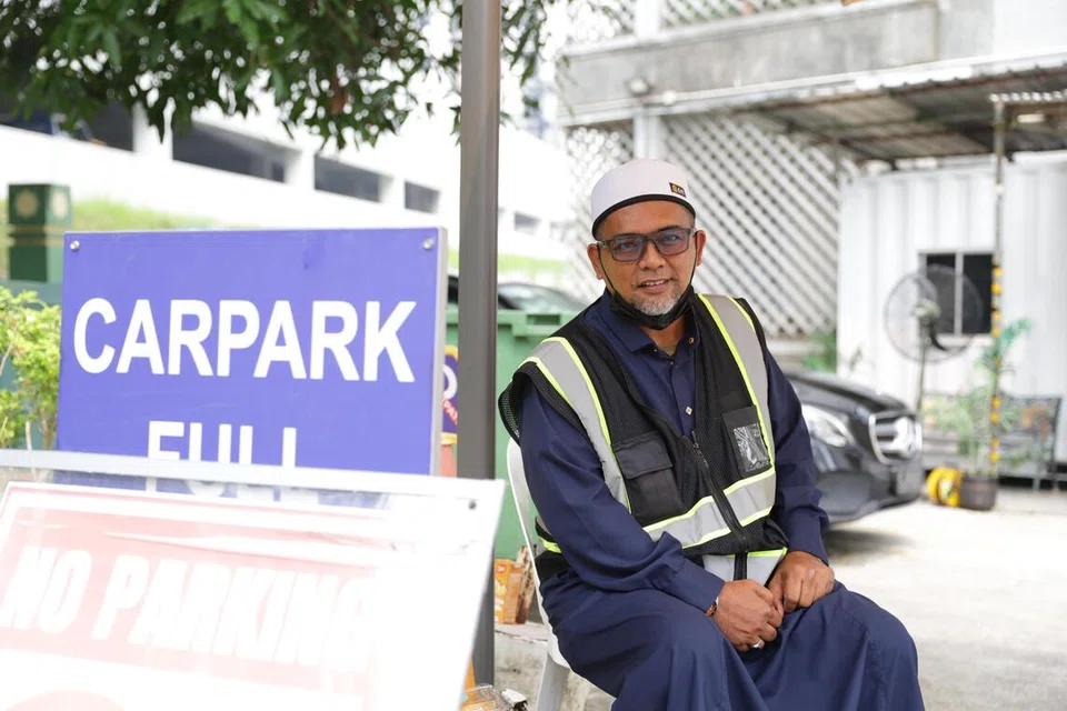 Sukarelawan di Masjid Ar-Raudhah, Encik Mohd Nazree Ahmad, berusia 57 tahun.