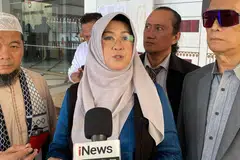Doktor Tifauzia Tyassuma atau Doktor Tifa (tengah) mengumumkan tidak lagi akan terlibat secara aktif atau menjalankan kajian baru mengenai polemik ijazah bekas Presiden Indonesia, Encik Joko Widodo, selepas kira-kira setahun terlibat dalam kajian dan proses perundangan berkaitan isu itu. Beliau mahu kembali memberi tumpuan kepada profesion sebagai doktor dan penyelidik kesihatan, tetapi tetap bersedia memenuhi panggilan mahkamah sebagai saksi pakar atau saksi fakta.