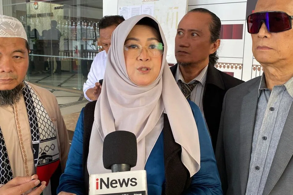 Doktor Tifauzia Tyassuma atau Doktor Tifa (tengah) mengumumkan tidak lagi akan terlibat secara aktif atau menjalankan kajian baru mengenai polemik ijazah bekas Presiden Indonesia, Encik Joko Widodo, selepas kira-kira setahun terlibat dalam kajian dan proses perundangan berkaitan isu itu. Beliau mahu kembali memberi tumpuan kepada profesion sebagai doktor dan penyelidik kesihatan, tetapi tetap bersedia memenuhi panggilan mahkamah sebagai saksi pakar atau saksi fakta.