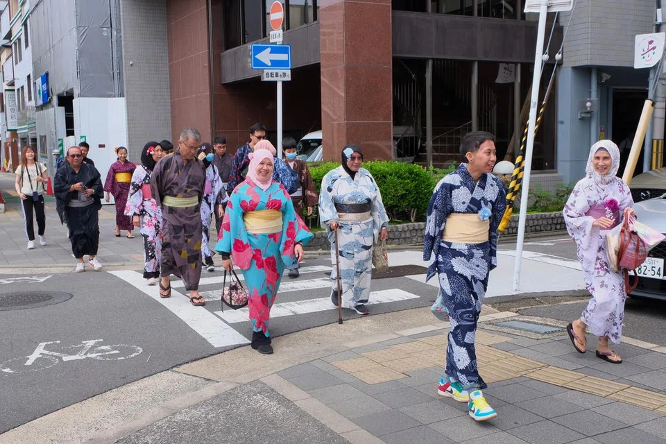 BERGAYA ALA ORANG JEPUN: Pelancong Singapura menggunakan khidmat meminjam pakaian tradisional Jepun yang ditawarkan Kyoto Kimono Rental Yumeyakata Gojo.