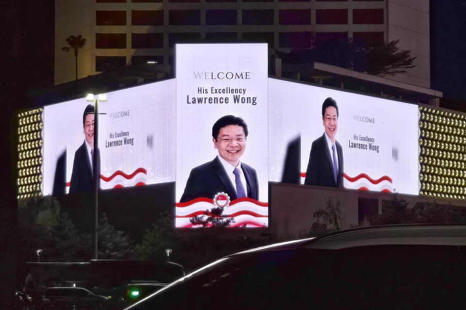 Gambar Perdana Menteri, Encik Lawrence Wong, dipaparkan pada papan iklan digital gergasi di muka bangunan hotel Mandarin Oriental di pusat kota Jakarta bagi mengalu-alukan kunjungan beliau ke Indonesia.