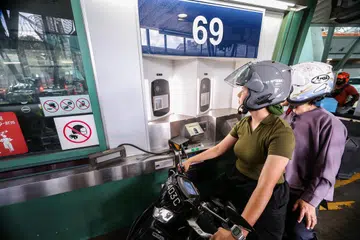 SISTEM BAHARU: Ujian pelepasan pengecaman wajah dijalankan bagi penunggang motosikal dan pembonceng di Pusat Pemeriksaan Woodlands pada 26 Mac. 
