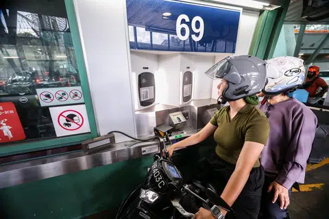 SISTEM BAHARU: Ujian pelepasan pengecaman wajah dijalankan bagi penunggang motosikal dan pembonceng di Pusat Pemeriksaan Woodlands pada 26 Mac. 