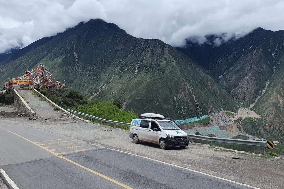 Van yang dipandu Encik Fadli Abdullah melalui kawasan pergunungan di Tibet, China.
