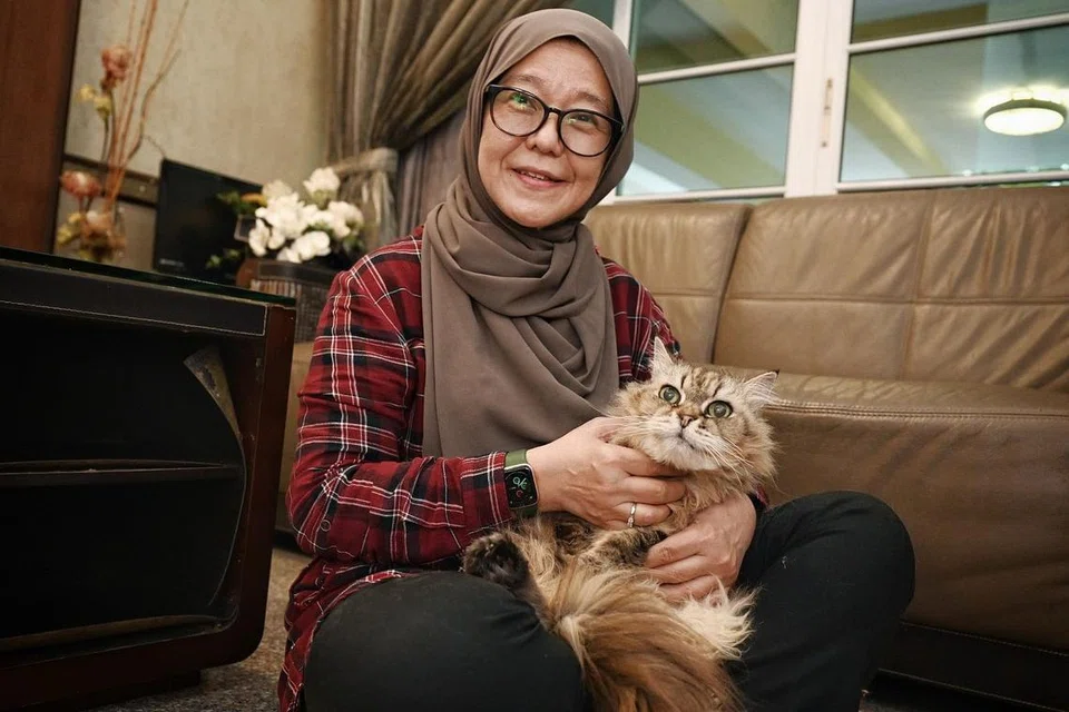 IBARAT ANGGOTA KELUARGA: Dr Farida kini menjaga kucingnya, Sandra, yang sedang meniti usia senja dan menghidap penyakit sawan.