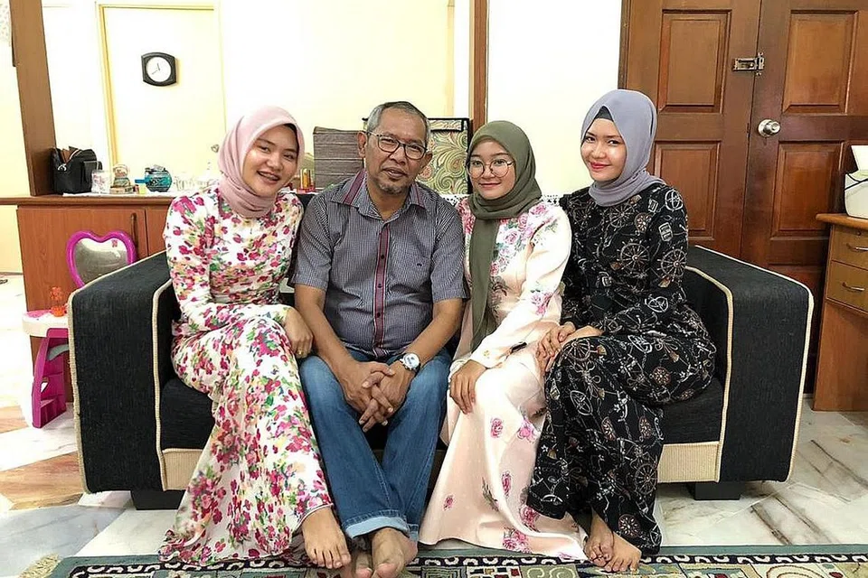 BAPA PENYAYANG: Salih bersama tiga daripada sembilan puterinya, (dari kiri) Effa Fateha, Effa Soleha dan Effa Nageeha. - Foto ihsan SALIH YAACOB