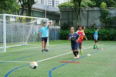 KLINIK BOLA SEPAK: Putri Qaleysha Edora Muhammad Firdaus (dua dari kiri) gembira berpeluang mengambil bahagian dalam Klinik Bola Sepak @ South East pada awal pagi 13 Disember 2025 di Sekolah Rendah Bedok Green.