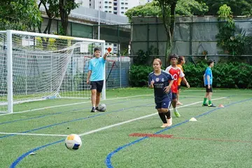 KLINIK BOLA SEPAK: Putri Qaleysha Edora Muhammad Firdaus (dua dari kiri) gembira berpeluang mengambil bahagian dalam Klinik Bola Sepak @ South East pada awal pagi 13 Disember 2025 di Sekolah Rendah Bedok Green.