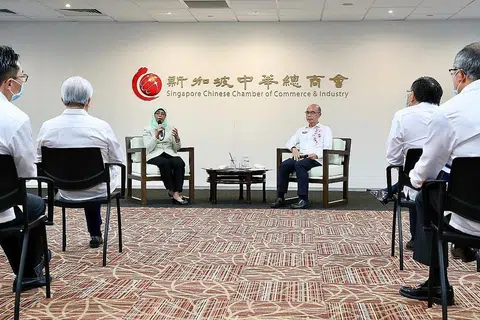 BANTU PERNIAGAAN: Presiden Halimah bersama anggota majlis SCCCI membincangkan perkara seperti strategi pemerintah dan perniagaan agar lebih teguh selepas Covid-19 dan amalan menggajikan pekerja secara inklusif. - Foto MCI
