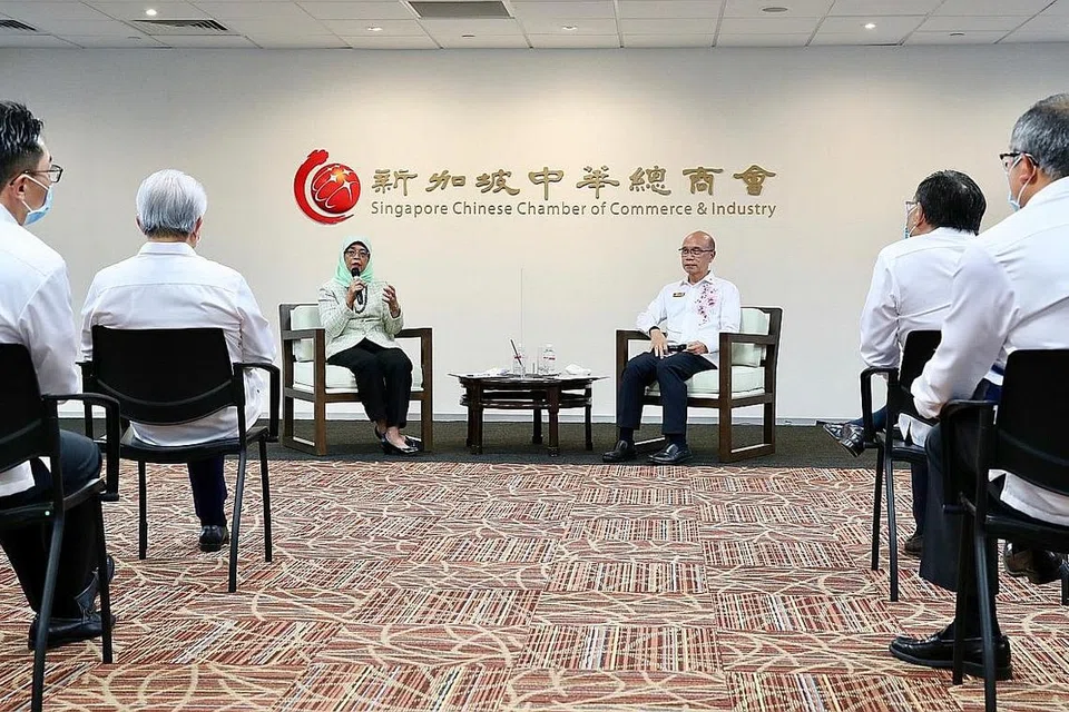 BANTU PERNIAGAAN: Presiden Halimah bersama anggota majlis SCCCI membincangkan perkara seperti strategi pemerintah dan perniagaan agar lebih teguh selepas Covid-19 dan amalan menggajikan pekerja secara inklusif. - Foto MCI