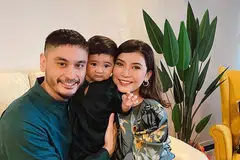 SELAMI JIWA BAPA TIRI: Pasangan suami isteri, Reuben Elishama (kiri) dan Shenty Feliziana, melihat telefilem khas Hari Bapa 'Papi' yang dijayakan sebagai ruang merenung bahawa wujud juga golongan bapa tiri berjiwa murni yang sanggup melakukan apa sahaja buat anak-anak tiri yang tiada pertalian darah dengannya. Bersama mereka adalah anak comel mereka, Biru Abiyyu Yusuf, yang bakal mencecah setahun bulan depan. - Foto ihsan SHENTY FELIZIANA 