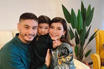 SELAMI JIWA BAPA TIRI: Pasangan suami isteri, Reuben Elishama (kiri) dan Shenty Feliziana, melihat telefilem khas Hari Bapa 'Papi' yang dijayakan sebagai ruang merenung bahawa wujud juga golongan bapa tiri berjiwa murni yang sanggup melakukan apa sahaja buat anak-anak tiri yang tiada pertalian darah dengannya. Bersama mereka adalah anak comel mereka, Biru Abiyyu Yusuf, yang bakal mencecah setahun bulan depan. - Foto ihsan SHENTY FELIZIANA 
