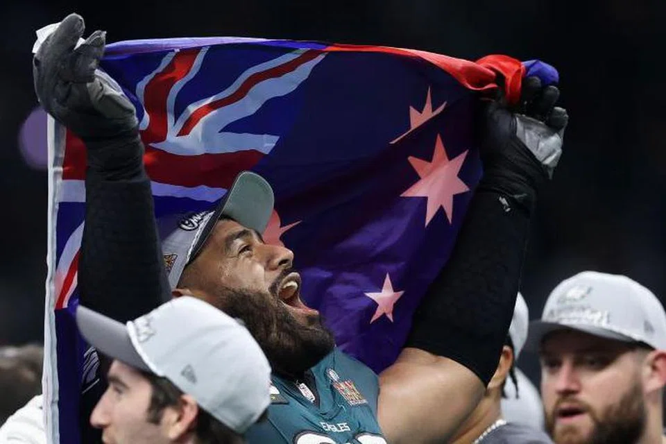 Jordan Mailata mengibarkan bendera negaranya selepas menjadi pemain Australia pertama memenangi ‘Super Bowl’.