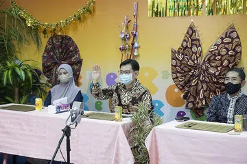 TERASA HANGAT RAMADAN: DPM Heng (tengah) bersama Dr Maliki (kanan) dalam majlis berbuka puasa dalam talian diadakan kelmarin. - Foto PERSATUAN RAKYAT