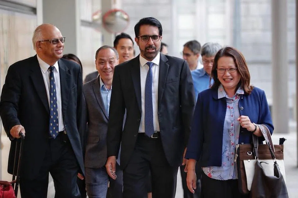  (Dari kiri) Peguam Chelva Retnam Rajah, mantan ketua WP Low Thia Khiang, setiausaha agung WP Pritam Singh dan pengerusi WP Sylvia Lim tiba di Mahkamah Agung pada 5 Oktober. 