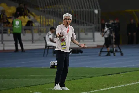 Jurulatih Singapura, Tsutomu Ogura, tidak mengetengahkan Shawal Anuar dan Kyoga Nakamura di kesebelasan utama.