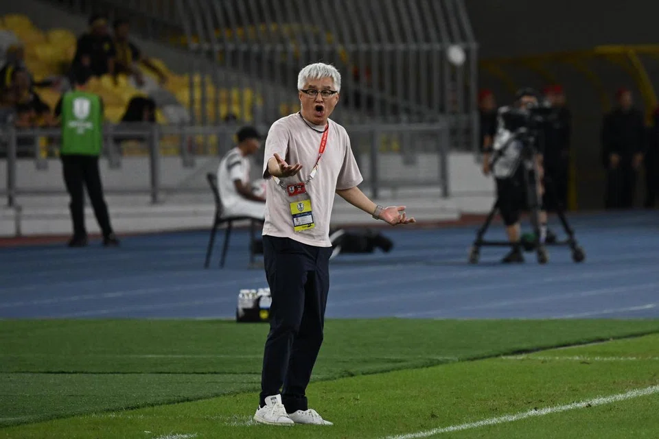 Jurulatih Singapura, Tsutomu Ogura, tidak mengetengahkan Shawal Anuar dan Kyoga Nakamura di kesebelasan utama.