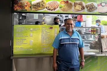 MUDAH DIGUNAKAN: Encik Sumsudin berharap baucar itu dapat membantu mengurangkan kesan terhadap orang ramai, selain menggalak mereka terus keluar berbelanja dan menyokong peniaga di kawasan kejiranan seperti beliau. - Foto BH oleh ERVINA MOHD JAMIL